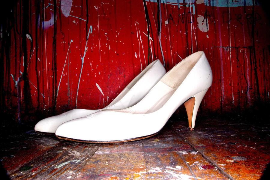 Escarpins blancs sur fond rouge