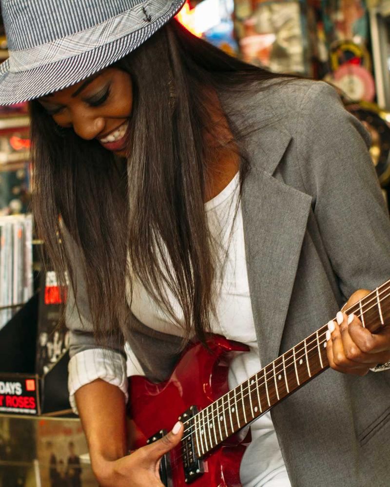 Musicienne à la guitare